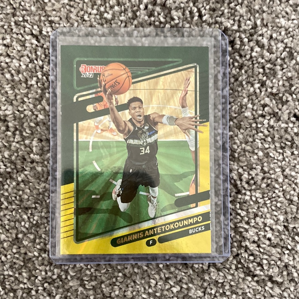 2021-22 Panini Donruss Giannis Antetokounmpo Yellow Lazer